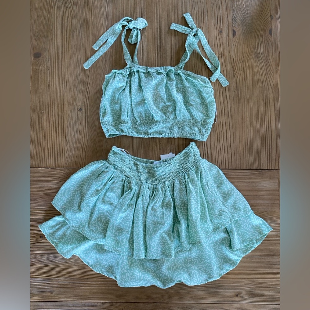 Green Two-Piece kiwi & punch set. Size medium Length